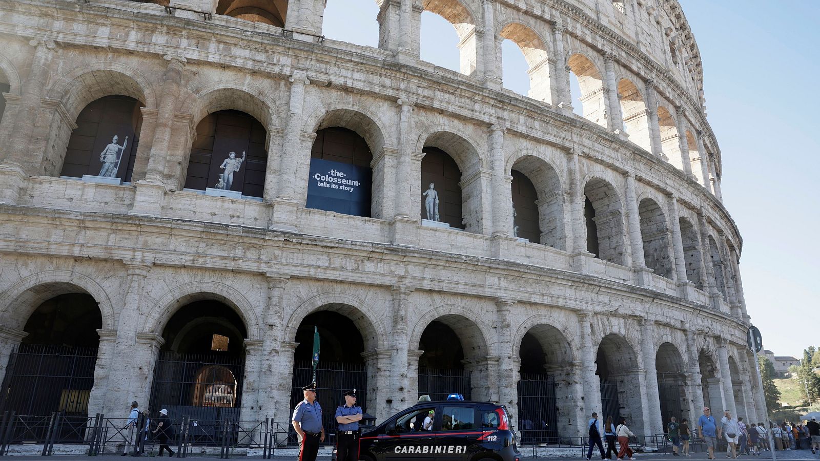 Dos carabinieri frente al Coliseo de Roma