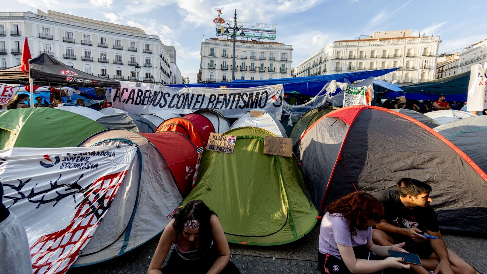 Decenas de personas acampadas en la Puerta del Sol de Madrid