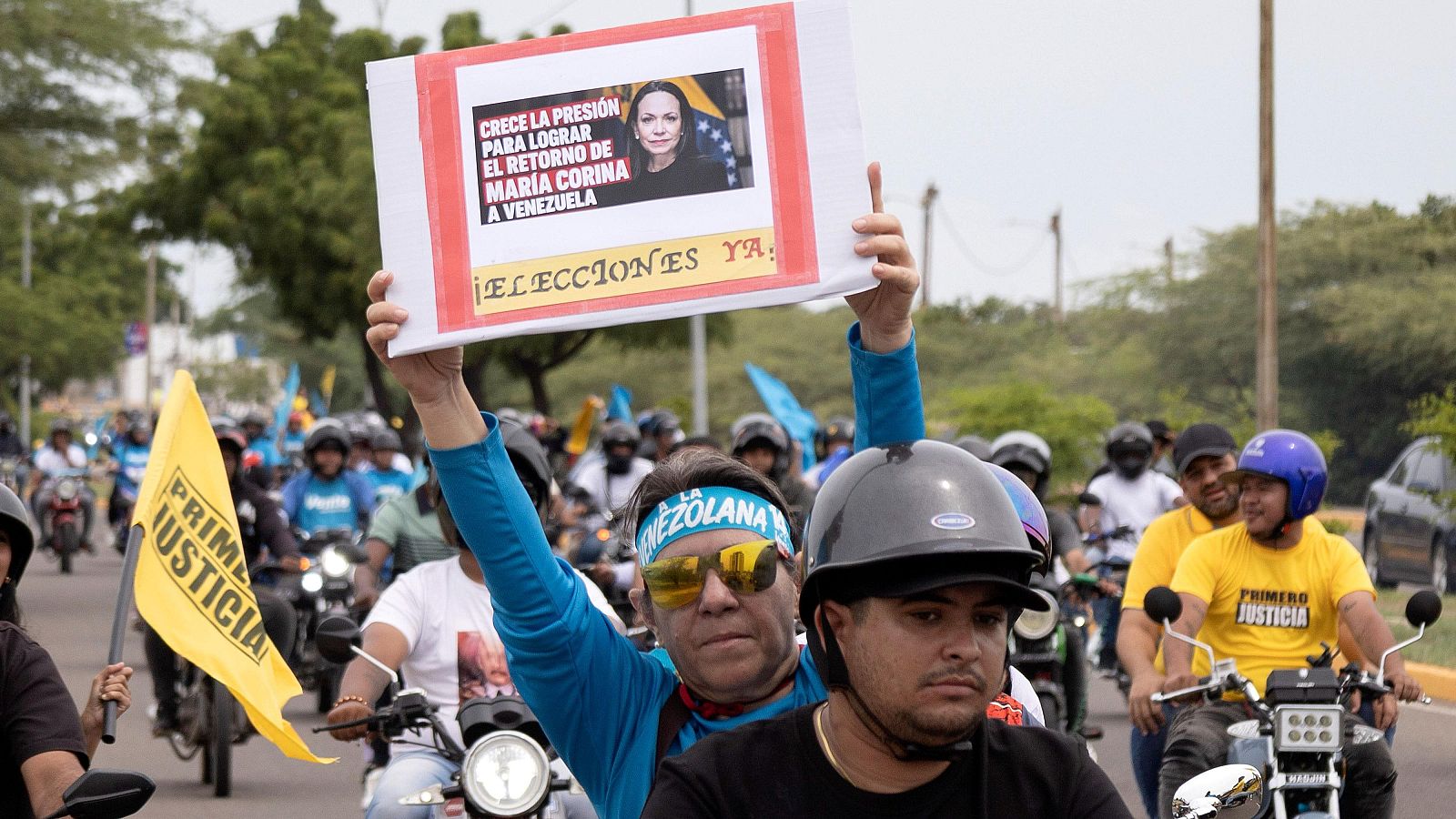 Personas participan en una caravana en apoyo a la líder opositora María Corina Machado en Maracaibo, Venezuela