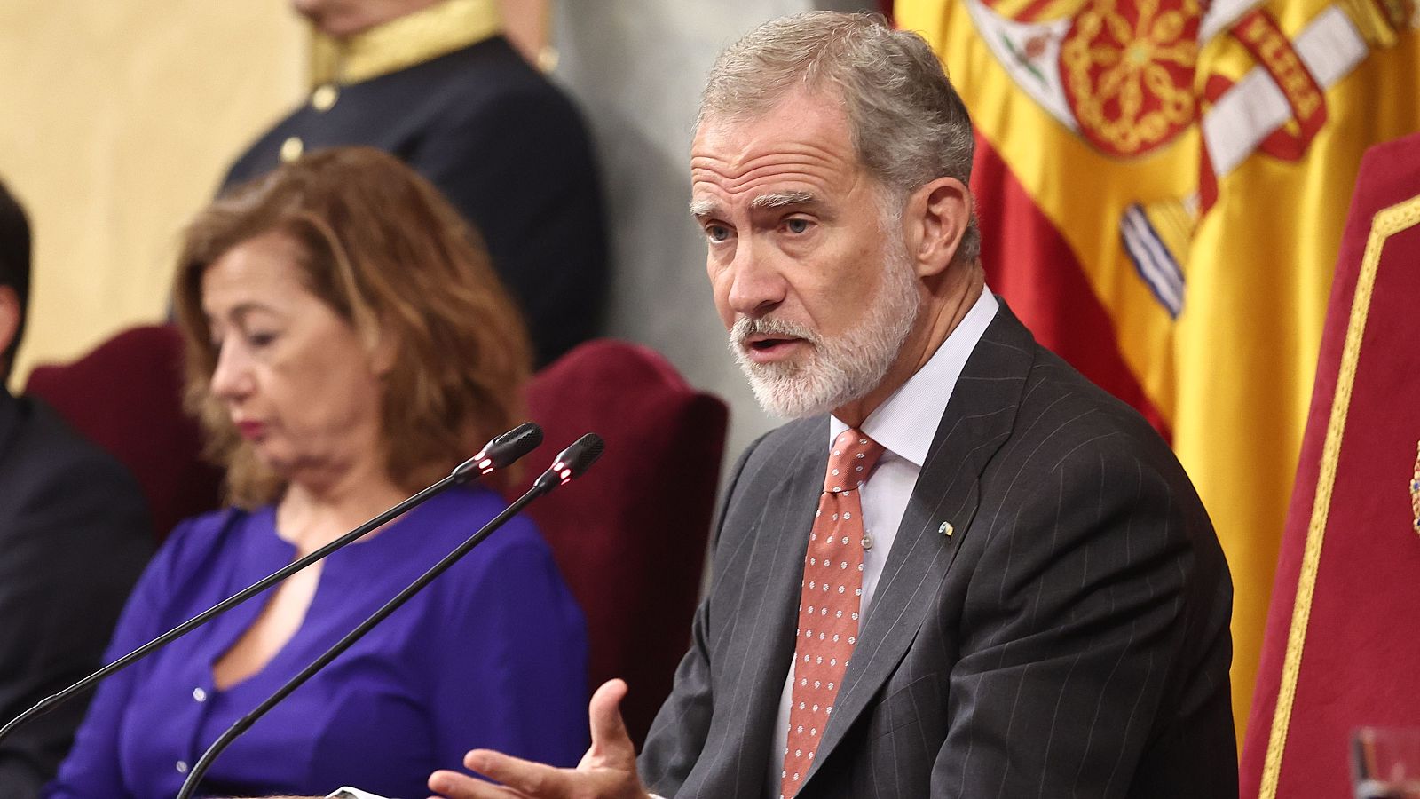 La presidenta del Congreso, Francina Armengol, y el Rey Felipe VI, durante el XII Foro Parlamentario Iberoamericano, en el Congreso de los Diputados