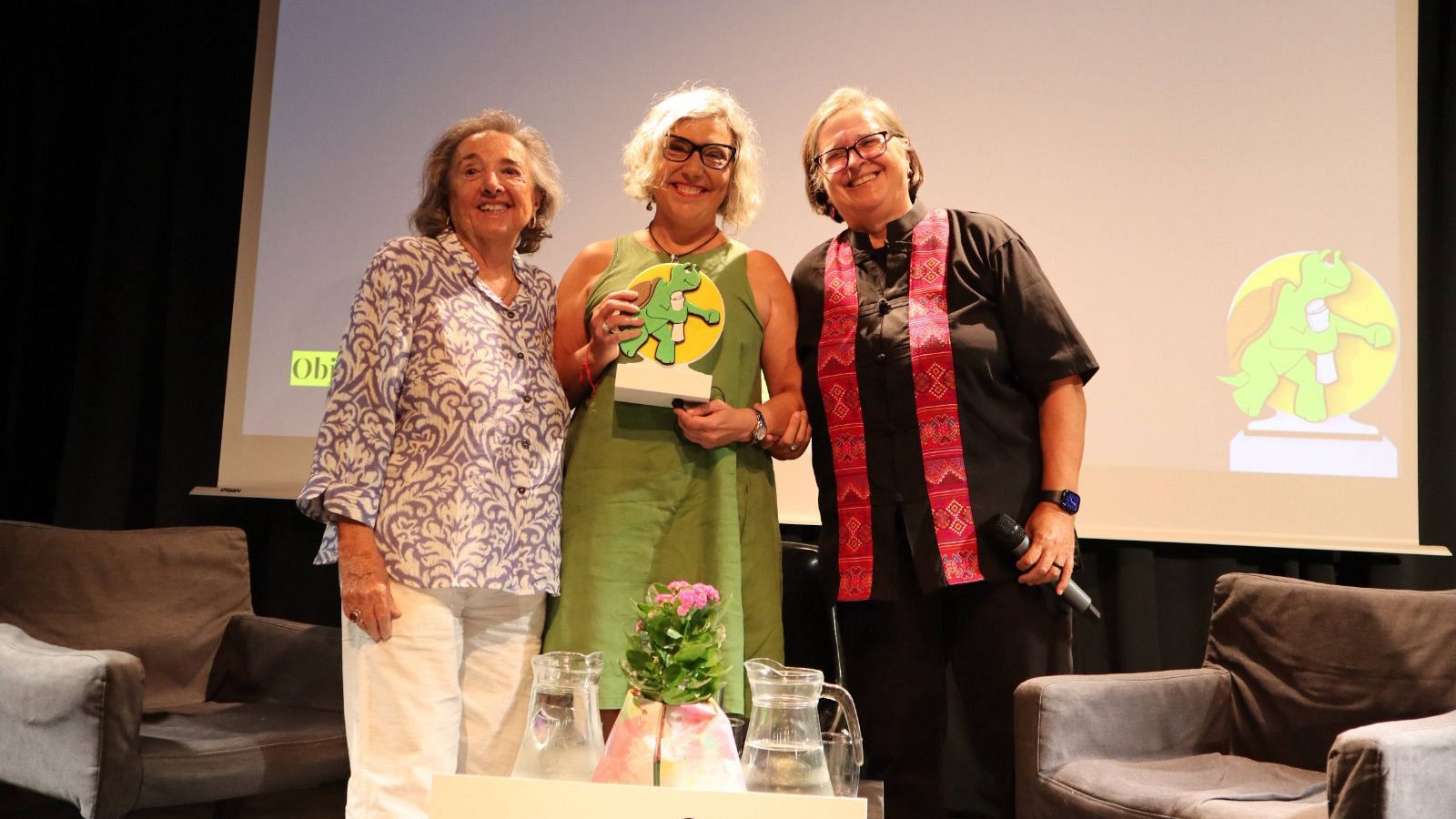 Carolina Pecharromán posa con el galardón junto a Carmen Sarmiento y Charo Mármol