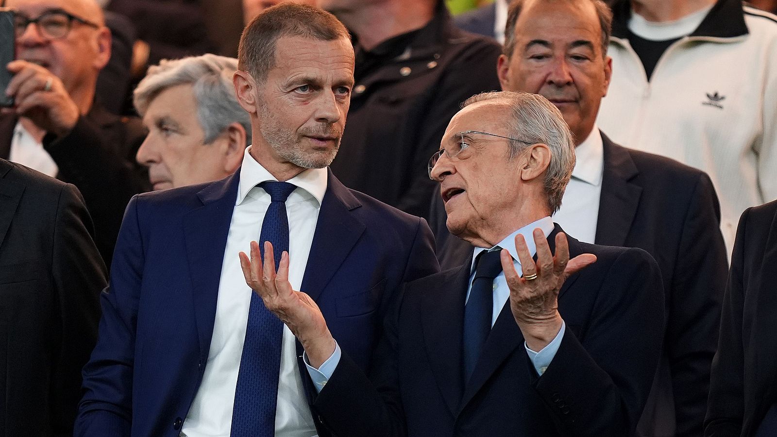 Aleksander Ceferin y Florentino Pérez, presidentes de la UEFA y el Real Madrid, respectivamente, en el palco del Bernabeu el pasado abril