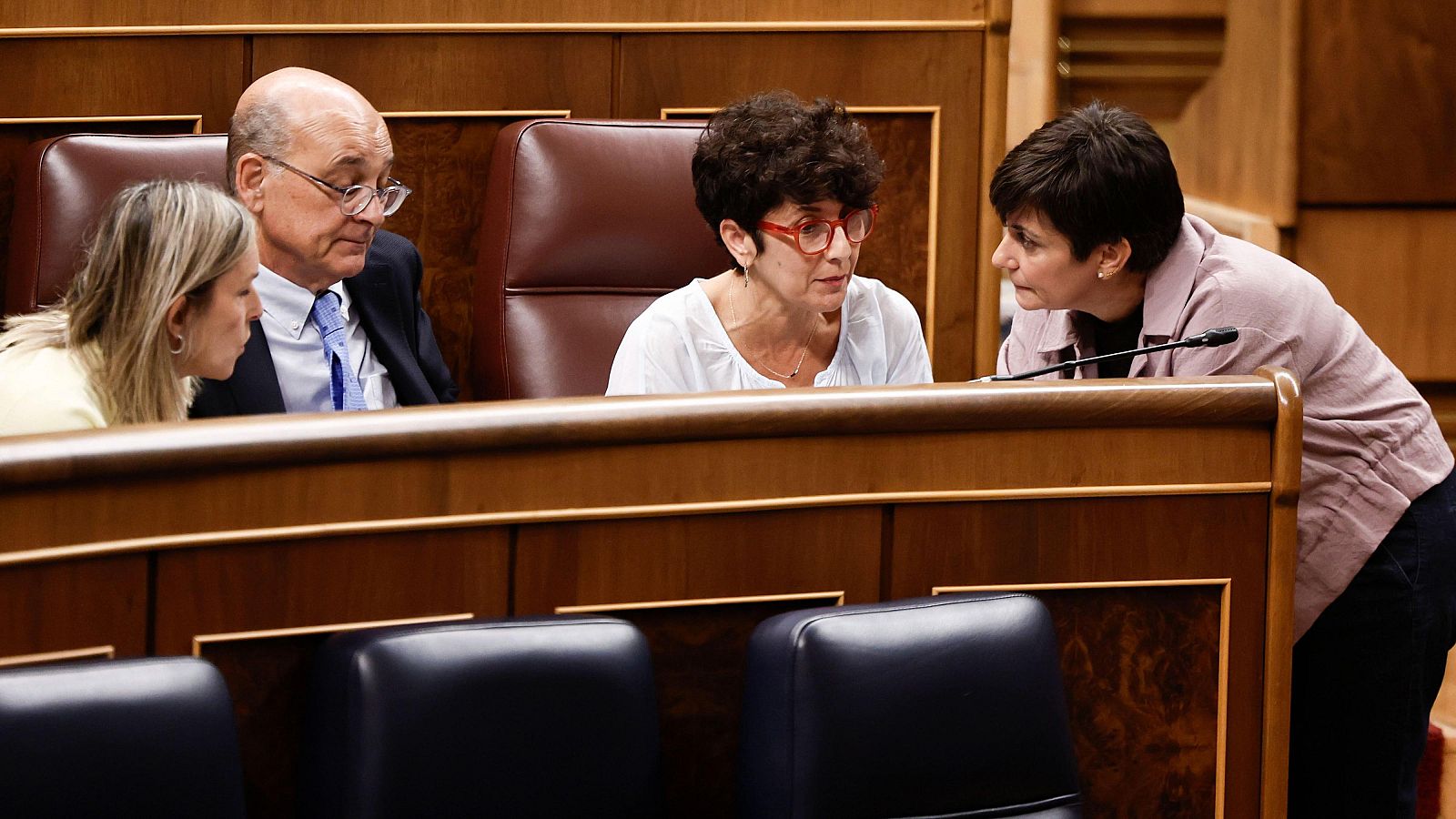 La ministra de Vivienda, Isabel Rodríguez conversa con la diputada del PNV, Maribel Vaquero durante la sesión de control al Gobierno, este miércoles en el Congreso
