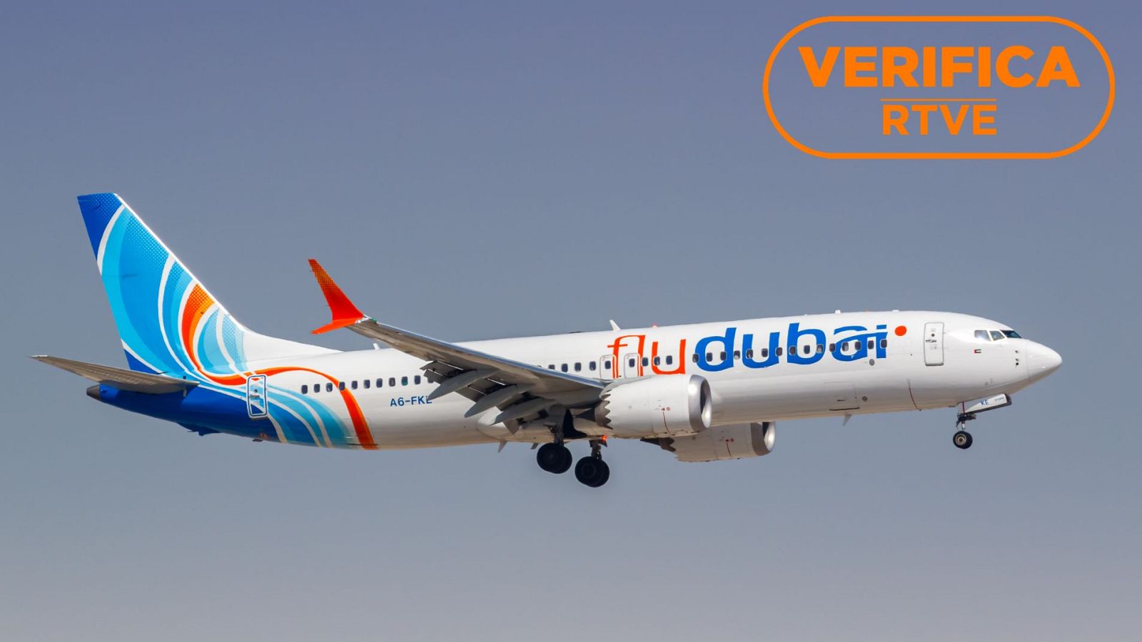 Avión Boeing 737 MAX 8 de FlyDubai en el aeropuerto de Dubai, en Emiratos Árabes Unidos con sello VerificaRTVE