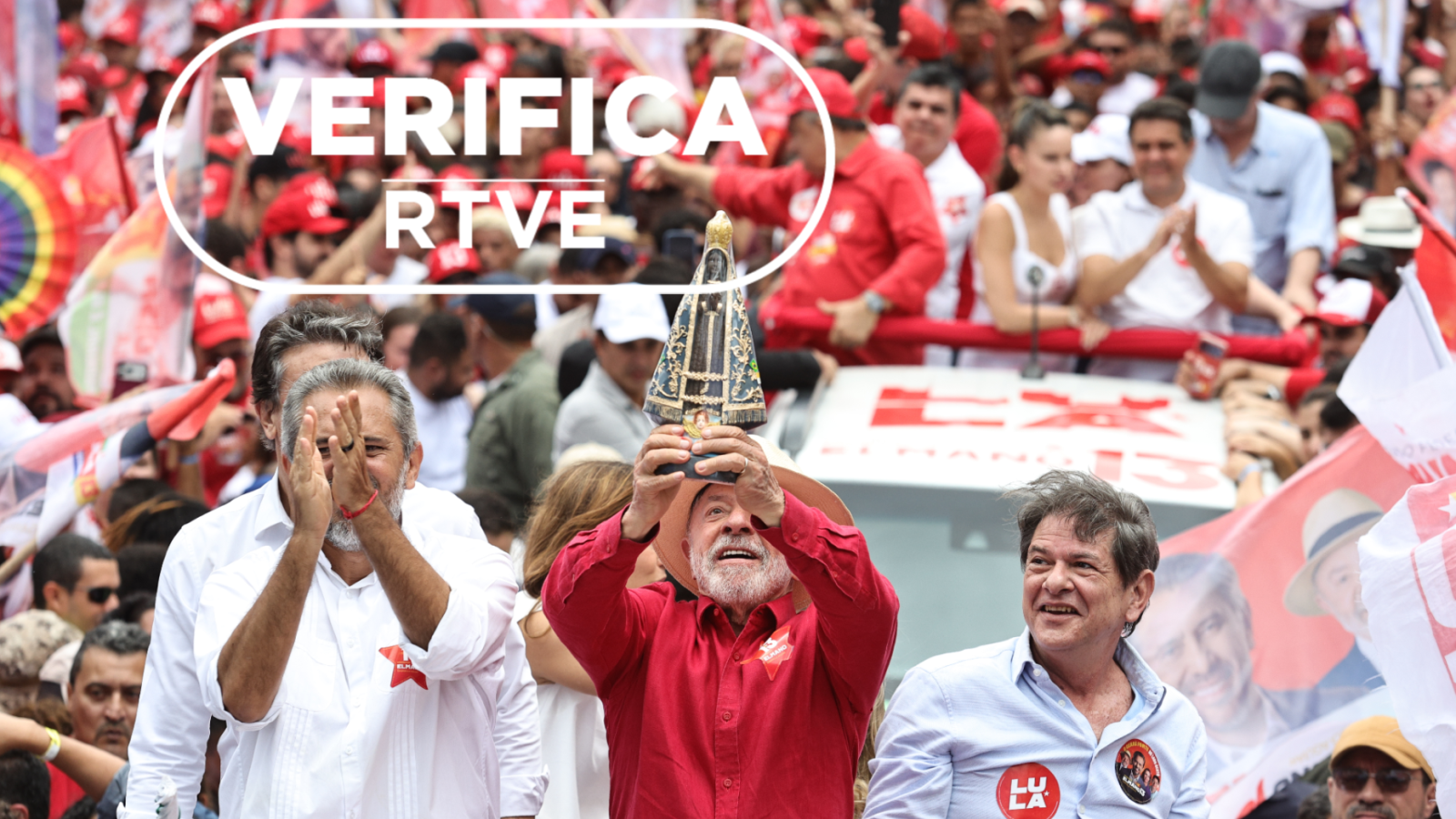 Lula sostiene una imagen de la Virgen de Aparecida durante un acto de campaña.