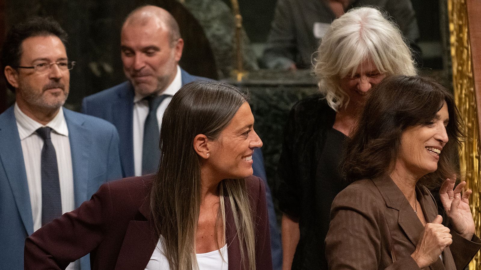 La portavoz de Junts en el Congreso, Miriam Nogueras (i), a su salida de una sesión plenaria en el Congreso de los Diputados, a 29 de septiembre de 2026, en Madrid (España)