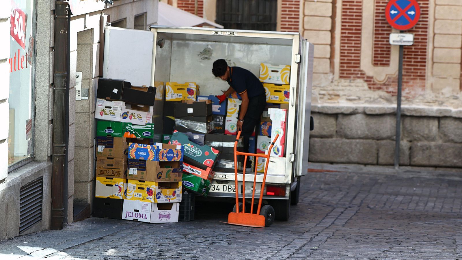 Septiembre crea empleo pero empuja el paro hasta los 2,38 millones, la cifra más baja este mes desde 2007