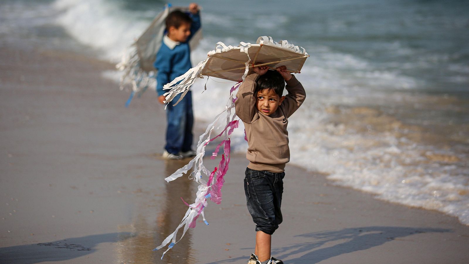Dos niños con cometas en la plaza de Nuseirat en la Ciudad de Gaza