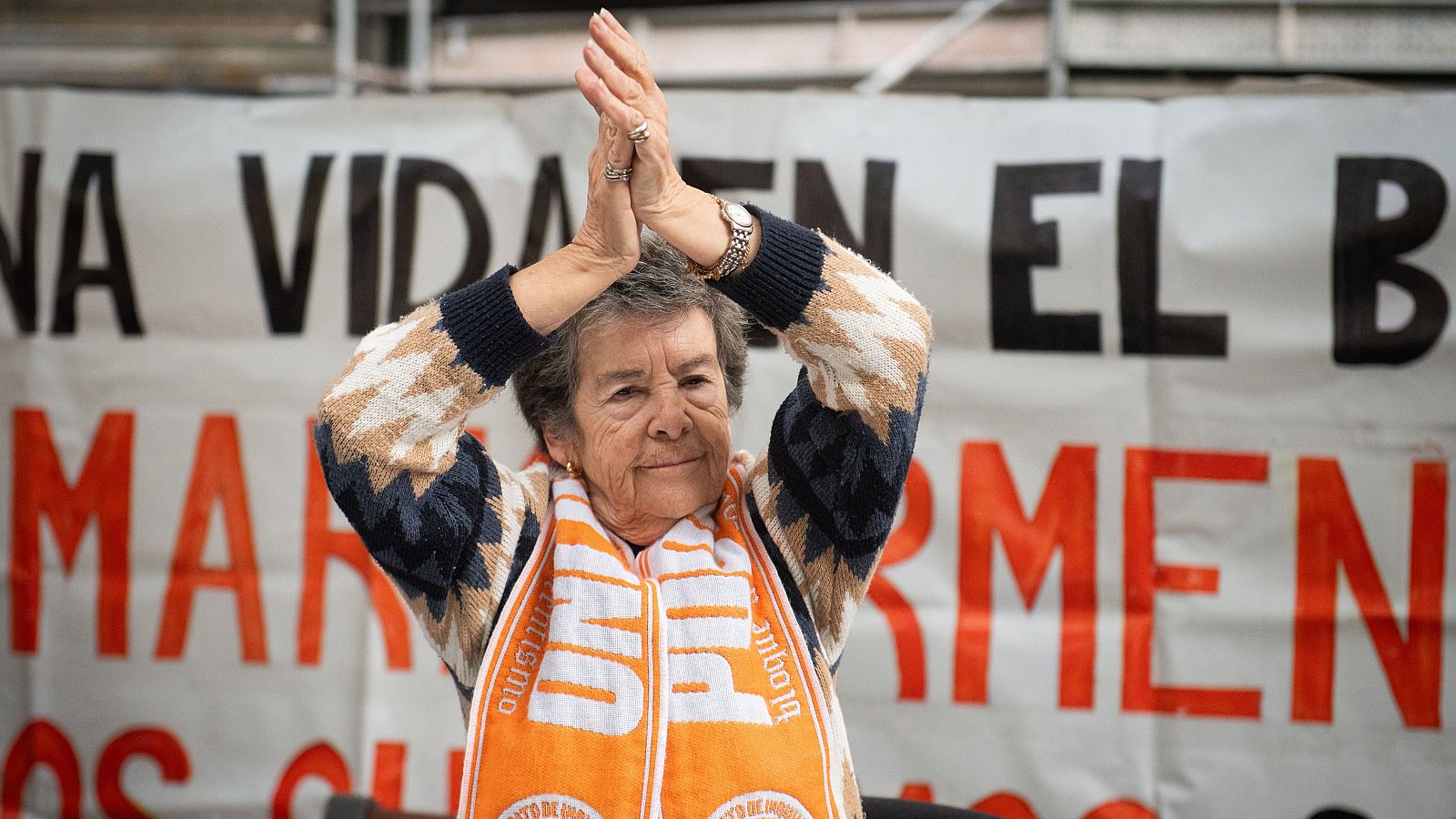 Maricarmen sonríe y levanta los brazos alegre tras conseguir volver a su casa después de sortear tres intentos de desahucio en los siete últimos años.