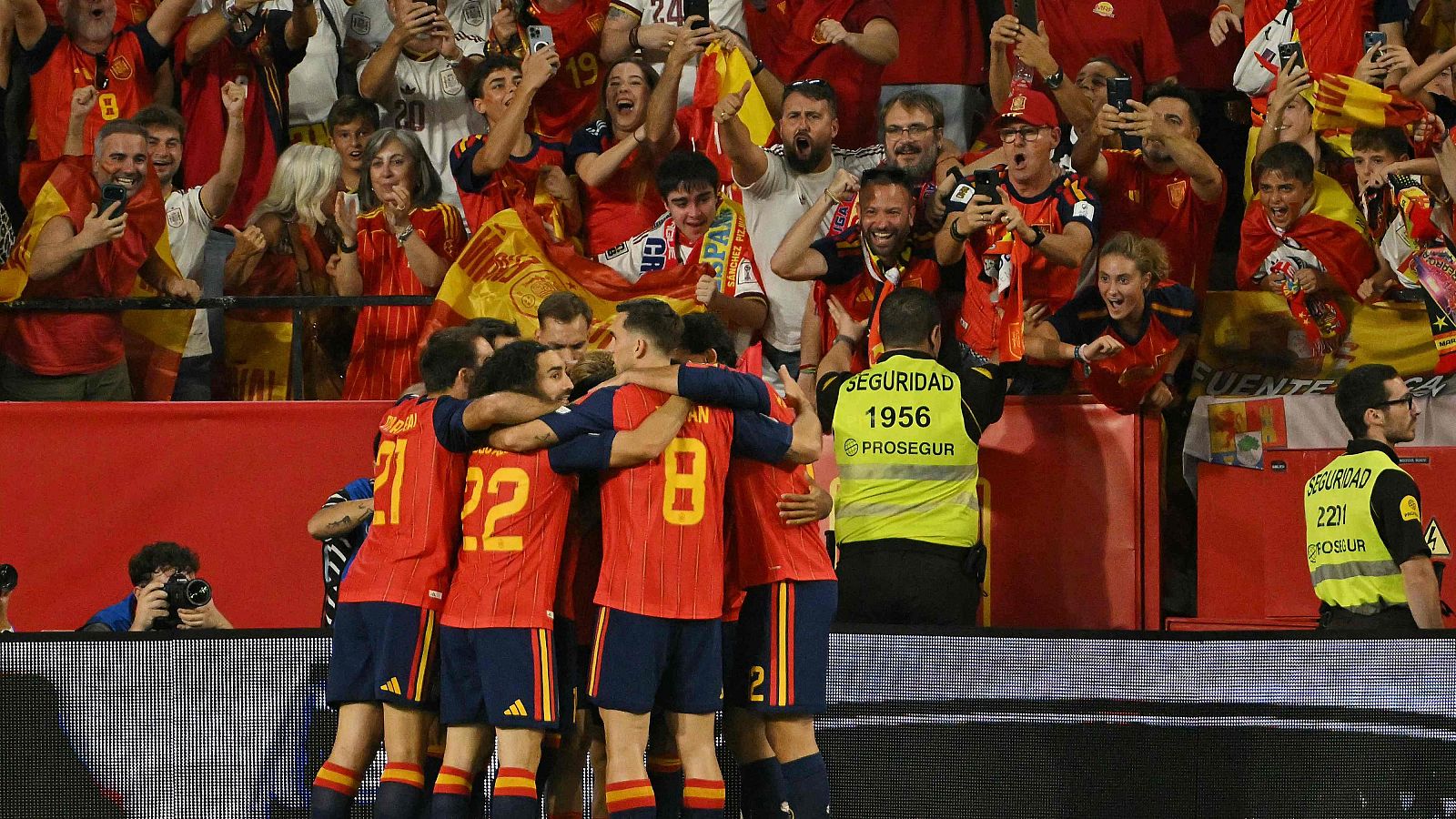 Jugadores de la selección española celebran un gol en el partido ante Croacia