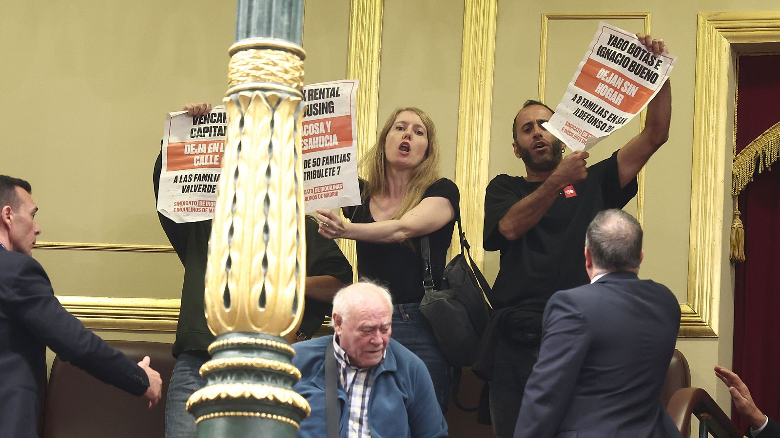 Representantes del Sindicato de Inquilinas protestan en el Congreso durante el debate de los dos decretos por la vivienda.