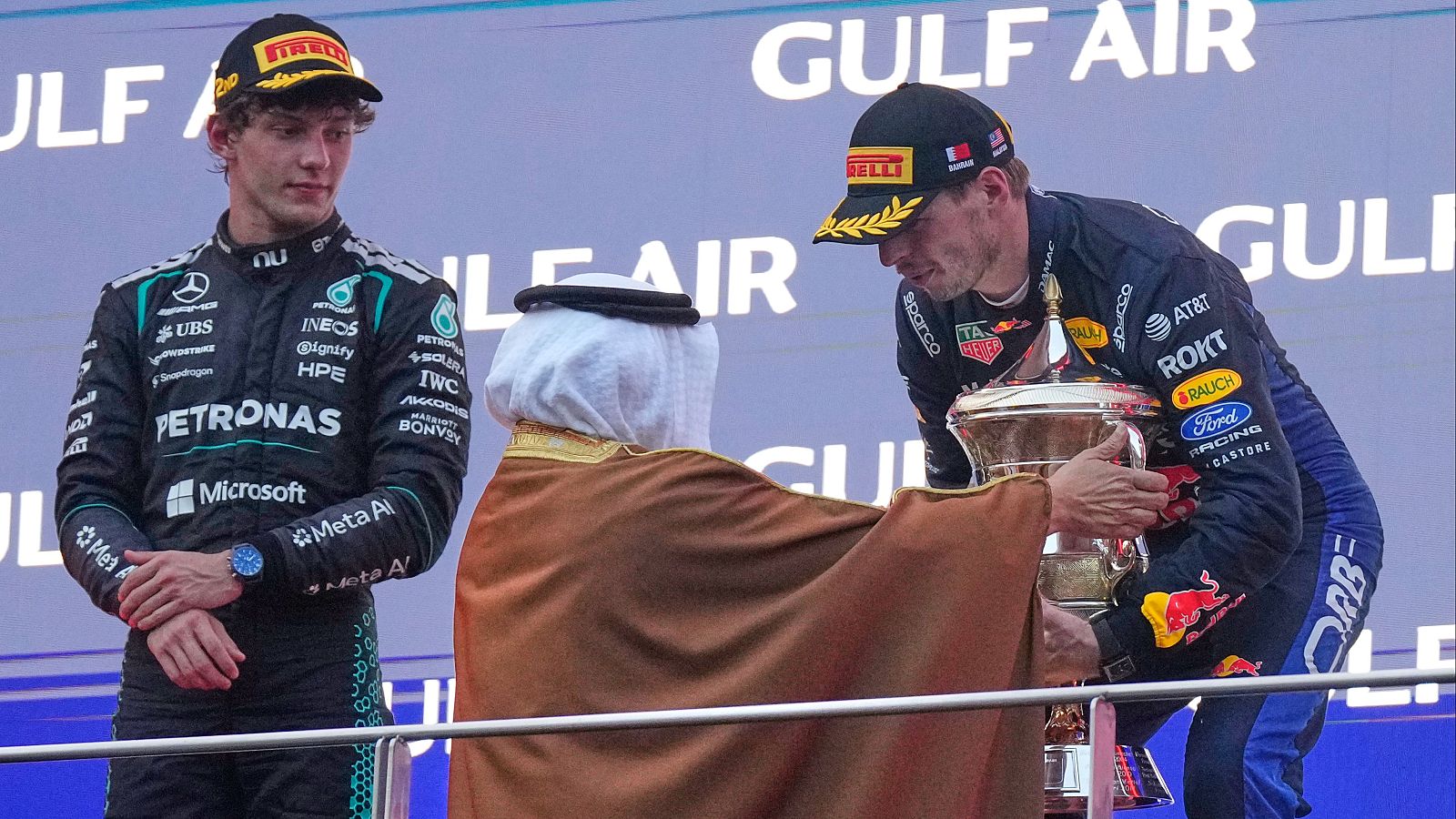 Monoplaza de Fórmula 1 de Red Bull Racing en la pista, con el piloto Max Verstappen al volante bajo el halo de seguridad.