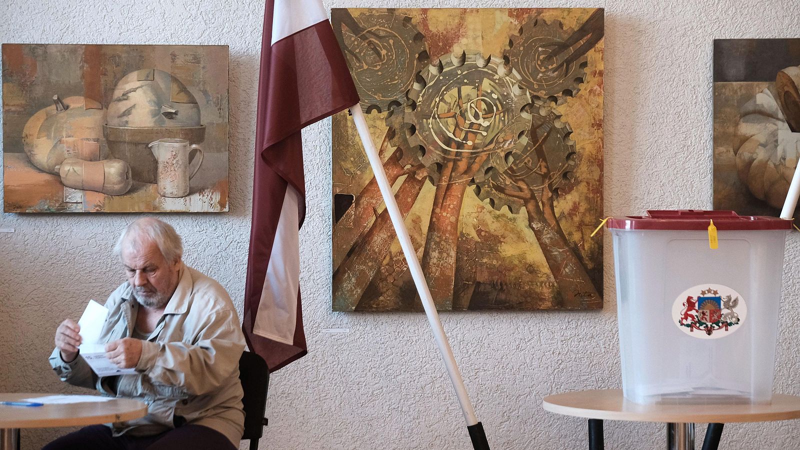 Un hombre vota en un colegio electoral durante las elecciones parlamentarias para la 15.ª Saeima en Zvejniekciems, Letonia, el 3 de octubre de 2026.