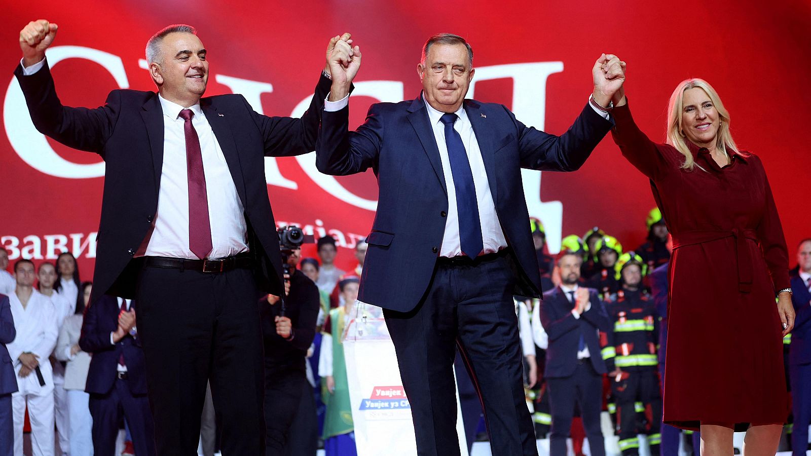 El líder de la SNSD, Milorad Dodik (C), la candidata al puesto serbio en la presidencia tripartita de Bosnia, Zeljka Cvijanovic (D), y el candidato del partido a la presidencia de la República Srpska, Savo Minic.