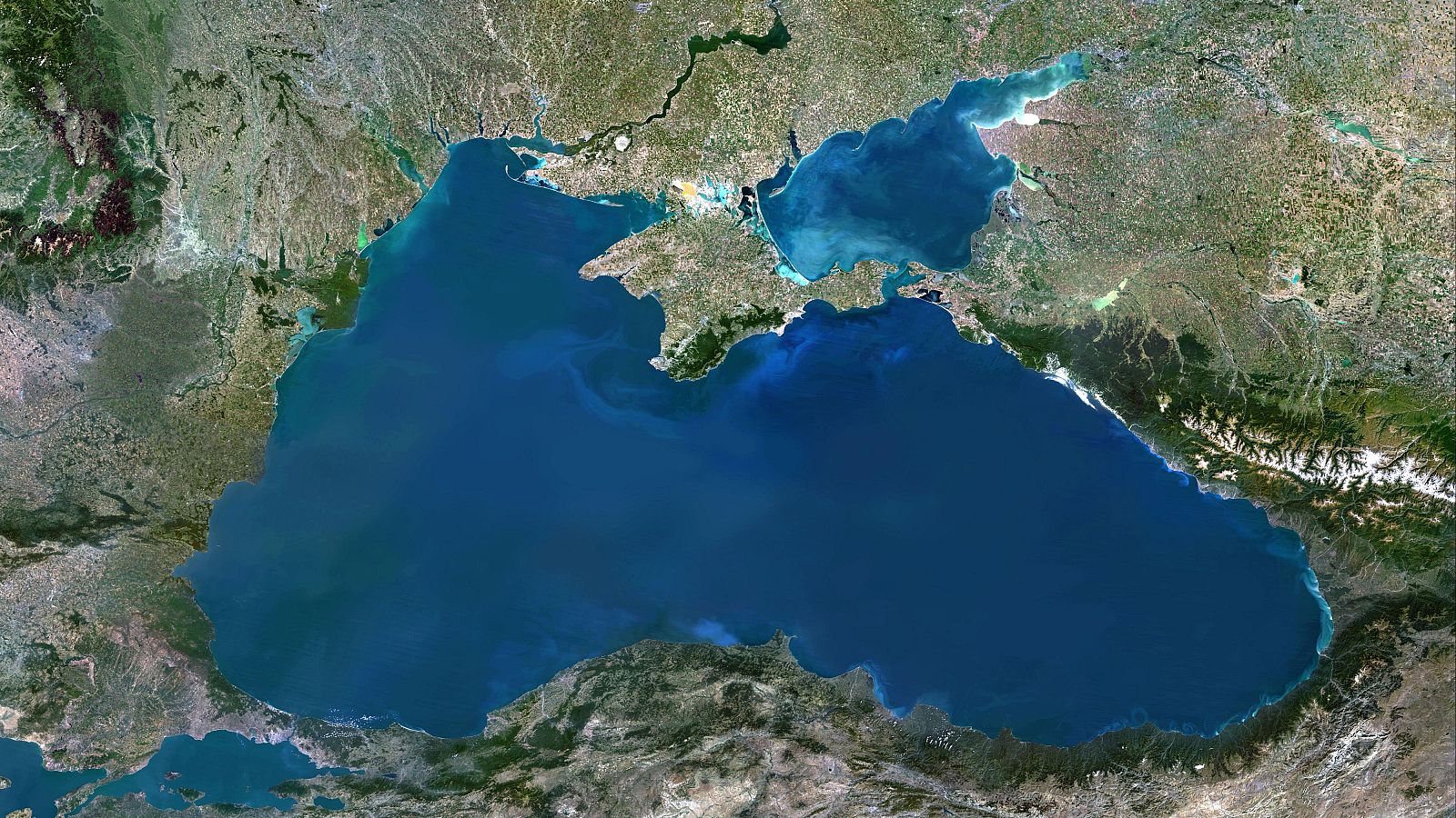 Vista satelital cenital del mar Negro y las costas circundantes, destacando la península de Crimea y el mar de Azov.