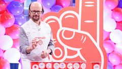 Santiago Segura se venga de Flo en 'MasterChef Celebrity Legends' con una quiche que le vale el pin de la inmunidad