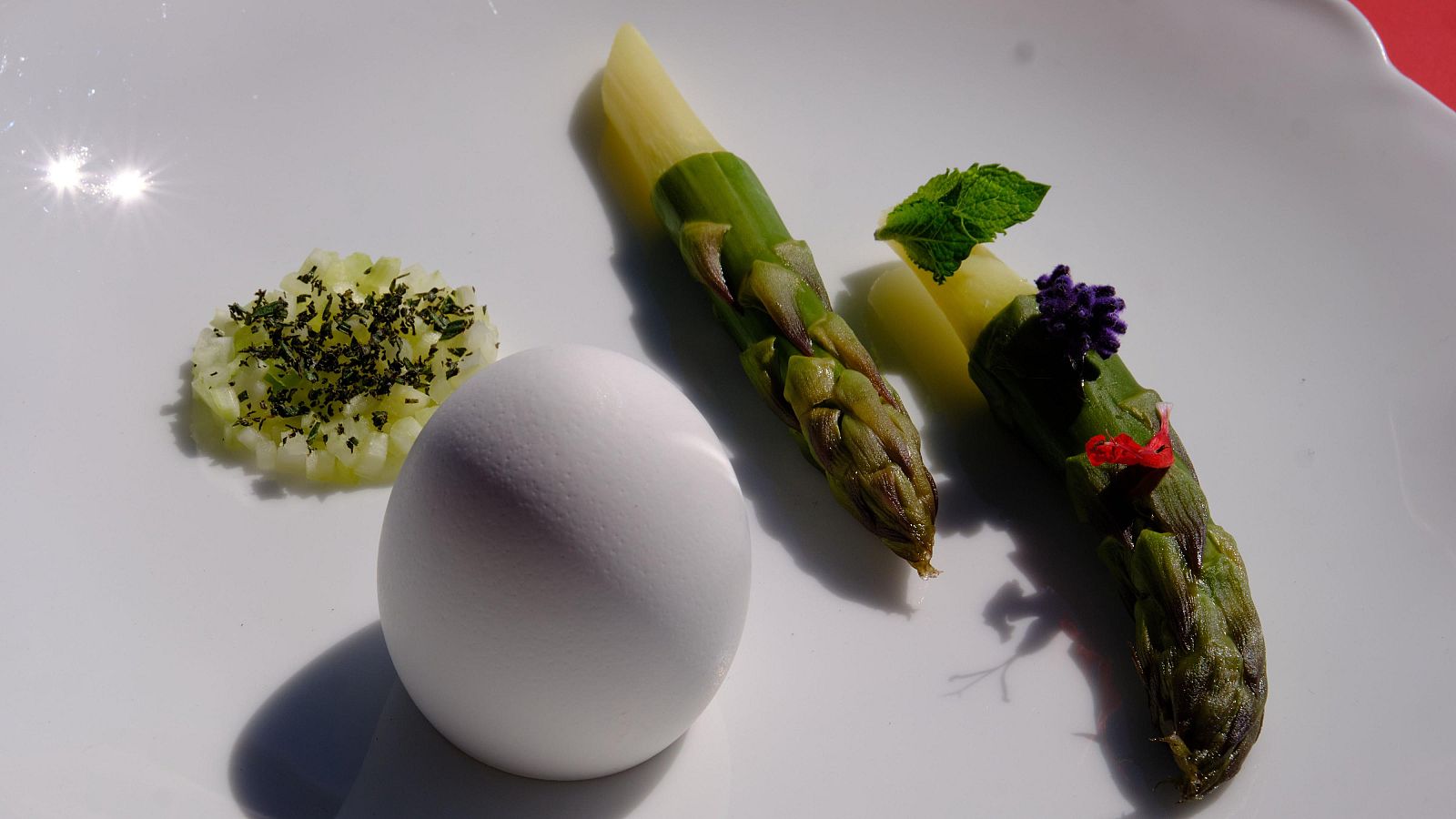 Receta de huevo relleno de pannacotta de queso con tartar de espárragos de MasterChef Celebrity Legends