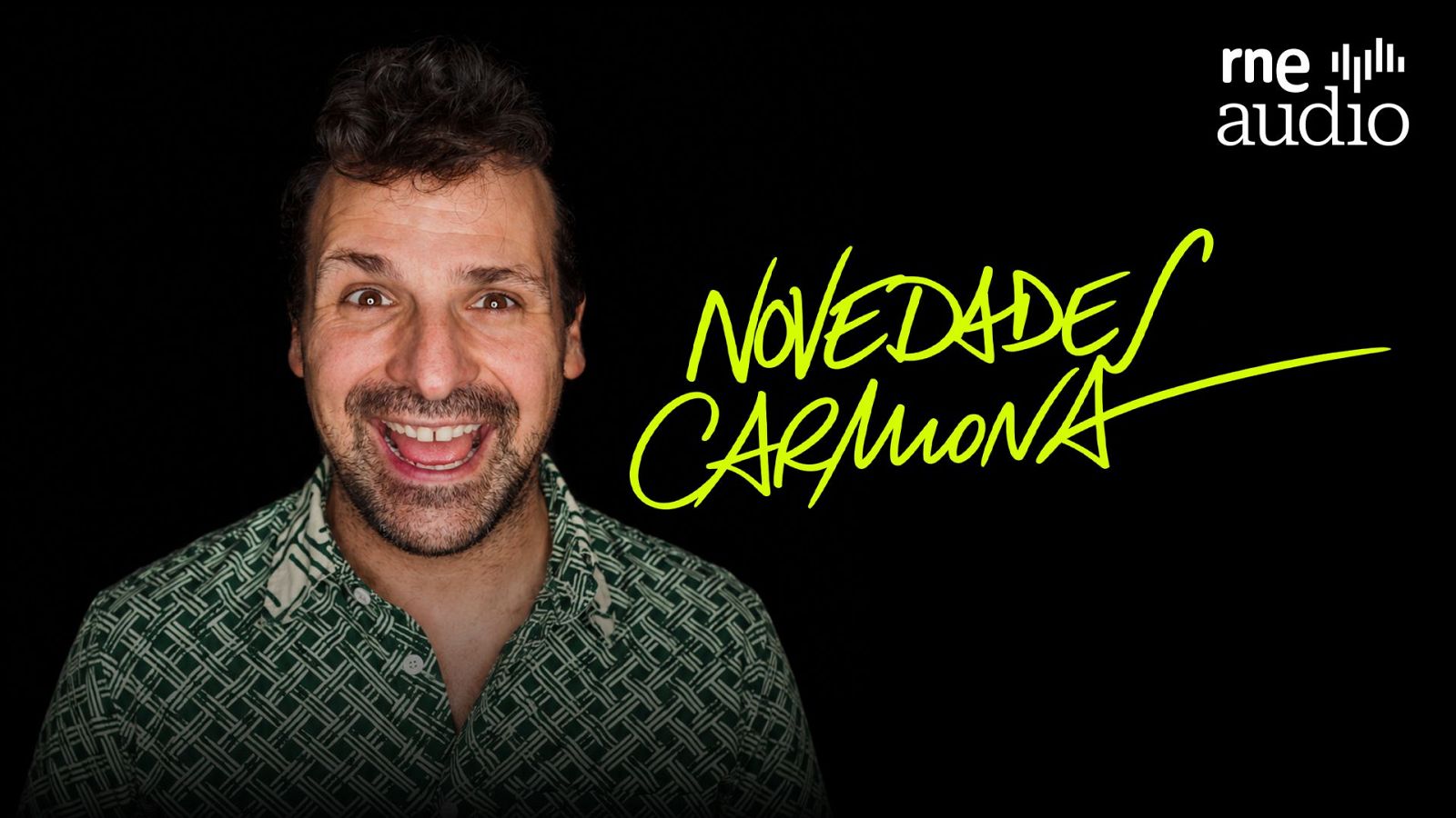 El periodista Ángel Carmona sonríe ante la cámara junto al texto verde neón «NOVEDADES CARMONA» y el logotipo de rne audio sobre fondo negro.