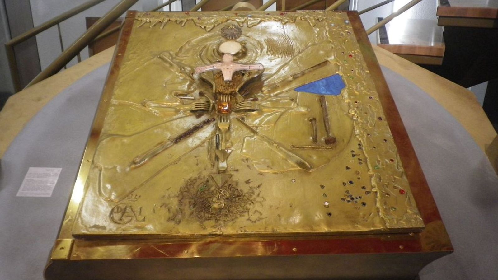 Portada del libro más pesado del mundo diseñada por Salvador Dalí en oro, bronce y piedras preciosas.