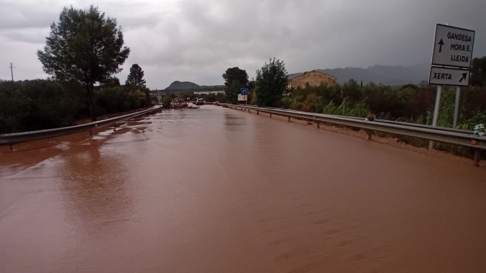 Carretera inundada a Xerta (Baix Ebre)