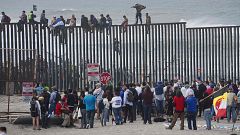 Cruzan a EE.UU. los primeros migrantes centroamericanos de la caravana que atraviesa México