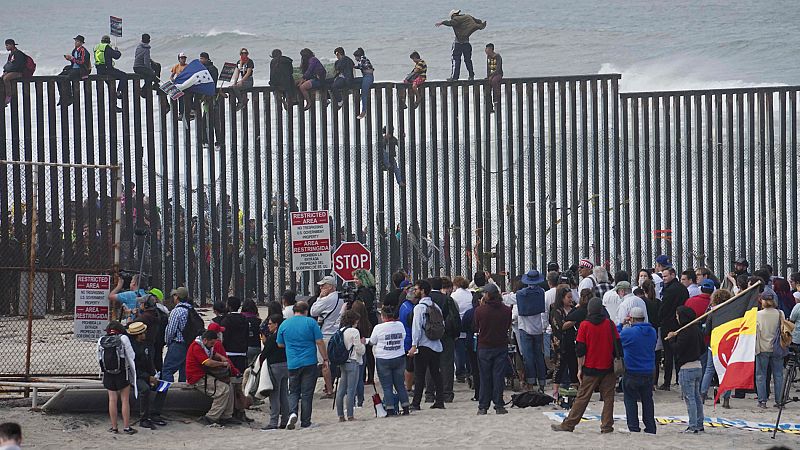 Cruzan a EE.UU. los primeros migrantes centroamericanos de la caravana que atraviesa México