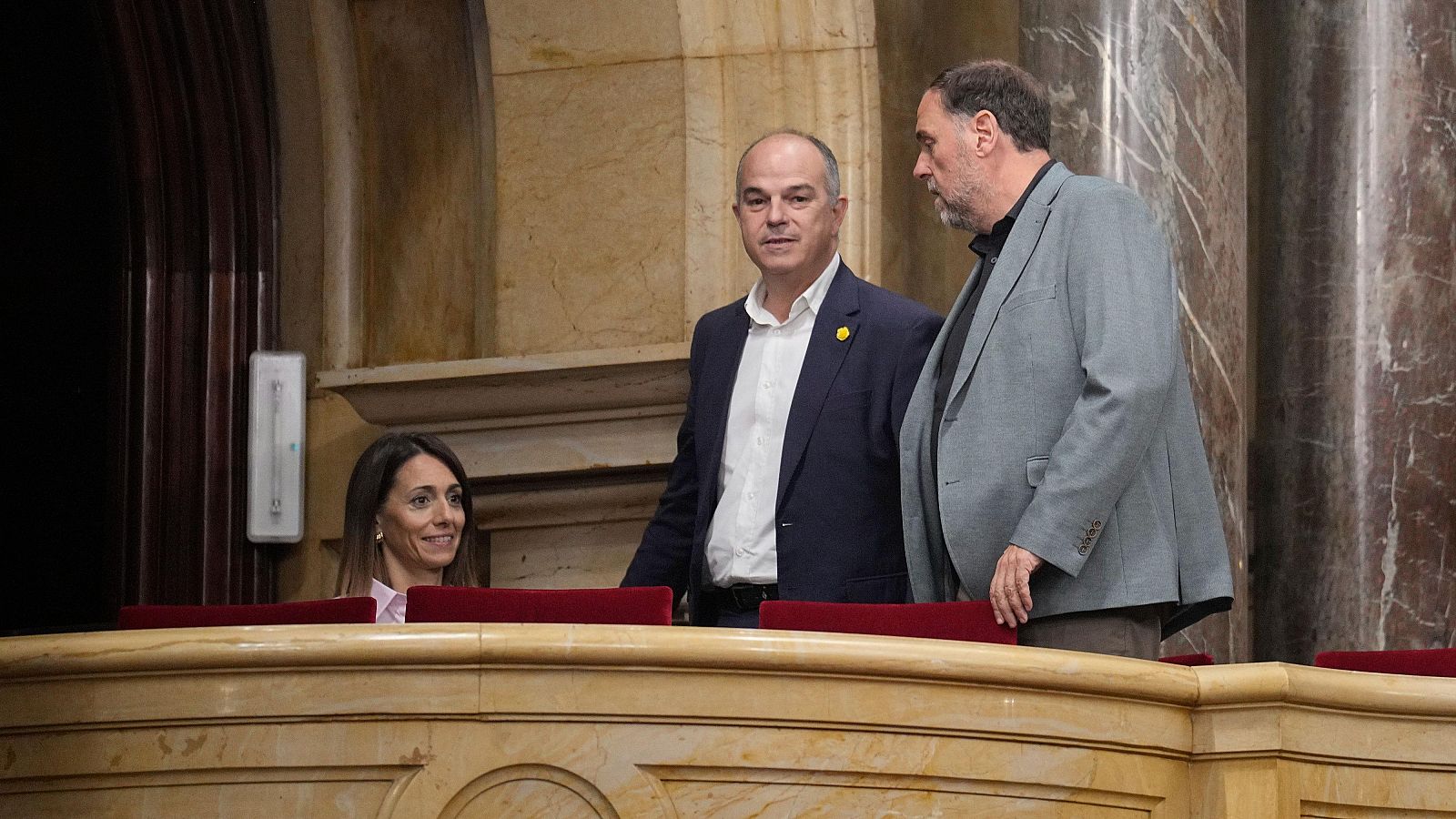 El presidente de ERC, Oriol Junqueras, y el secretario general de Junts, Jordi Turull (i), en el Parlament catalán en una imagen reciente