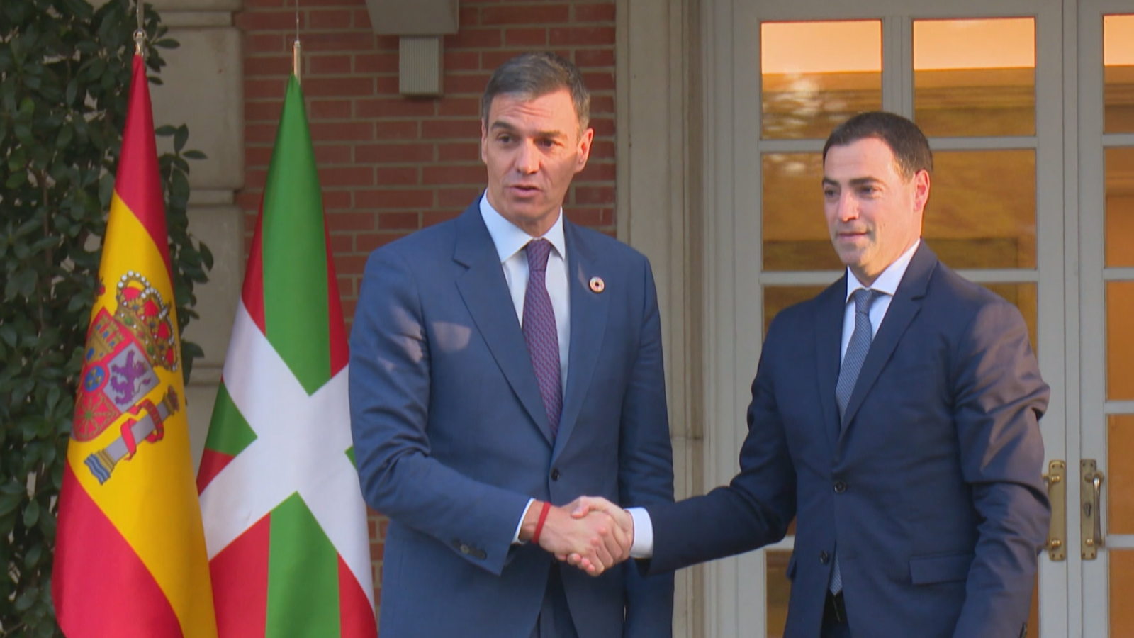 Pedro Sánchez se comprometió con el lehendakari Pradales a completar el Estatuto de Gernika