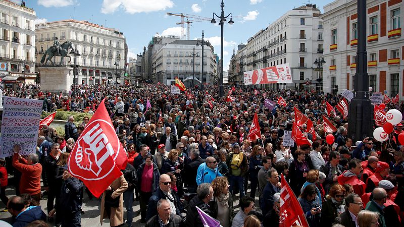 Miles de personas participan en un 1 de mayo impulsado por las movilizaciones de mujeres y pensionistas