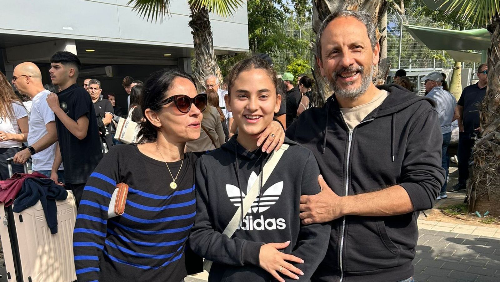 Eduardo Villalobo junto a Maya y su madre Galit Sinvany en abril de 2023