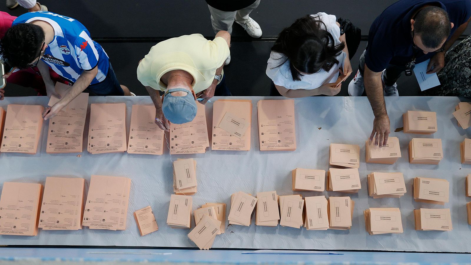 Imagen de archivo de votantes escogiendo sus papeletas para las elecciones generales de 2023.