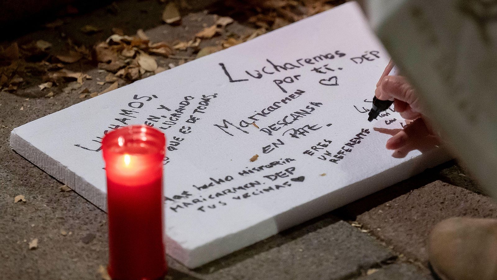 Varias personas dejan velas y mensajes de condolencias en la vivienda de Maricarmen.