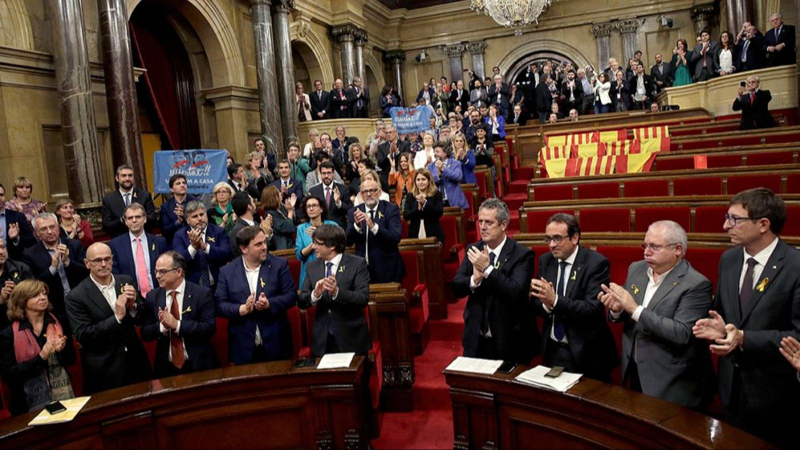 En primera fila, líderes independentistas en Cataluña tras aprobar la declaración de independencia el 27 de octubre del 2017
