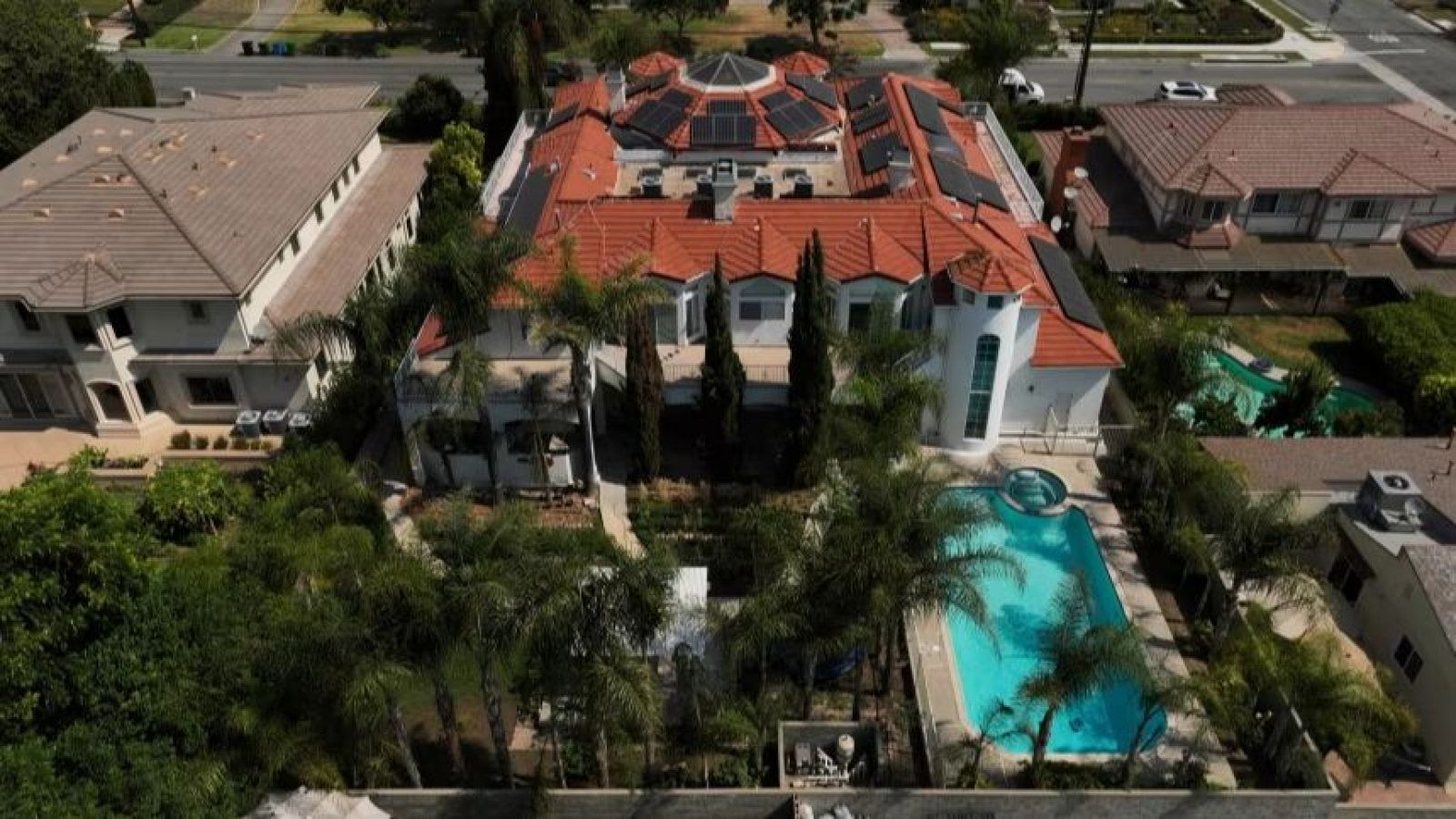 Vista aérea de la casa de Silvia Zhang y Guojun Xuan en Arcadia, California