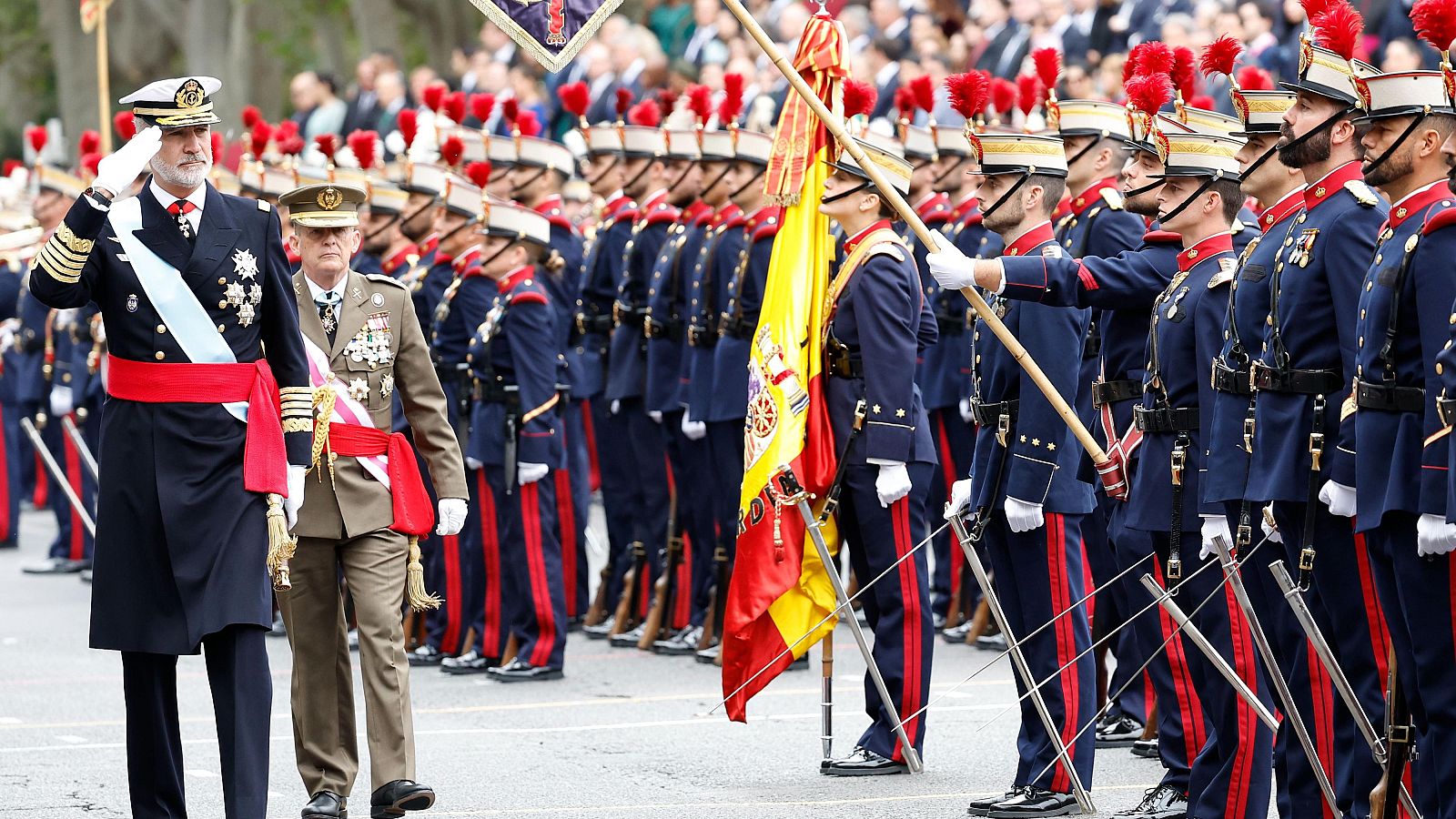 El rey Felipe VI pasa revista a la Guardia Real al inicio del desfile de las Fuerzas Armadas