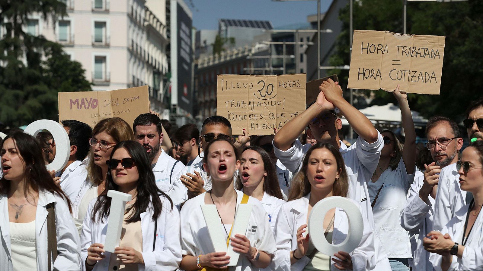 Concentración de médicos ante el Congreso de Los Diputados