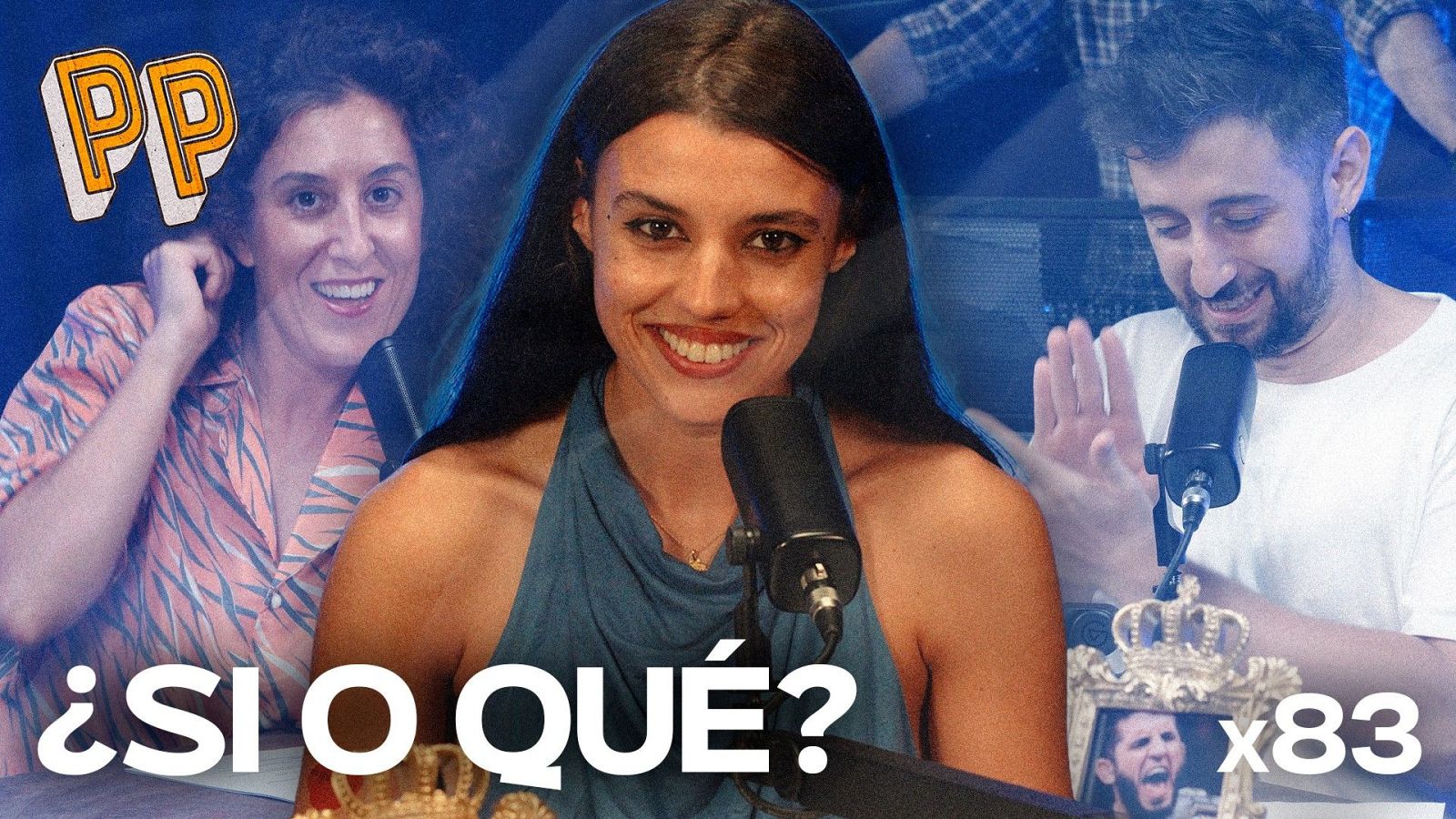 Tres personas sonrientes en un estudio de grabación con micrófonos, iluminación azul y el texto '¿SI O QUÉ?' en la parte inferior.