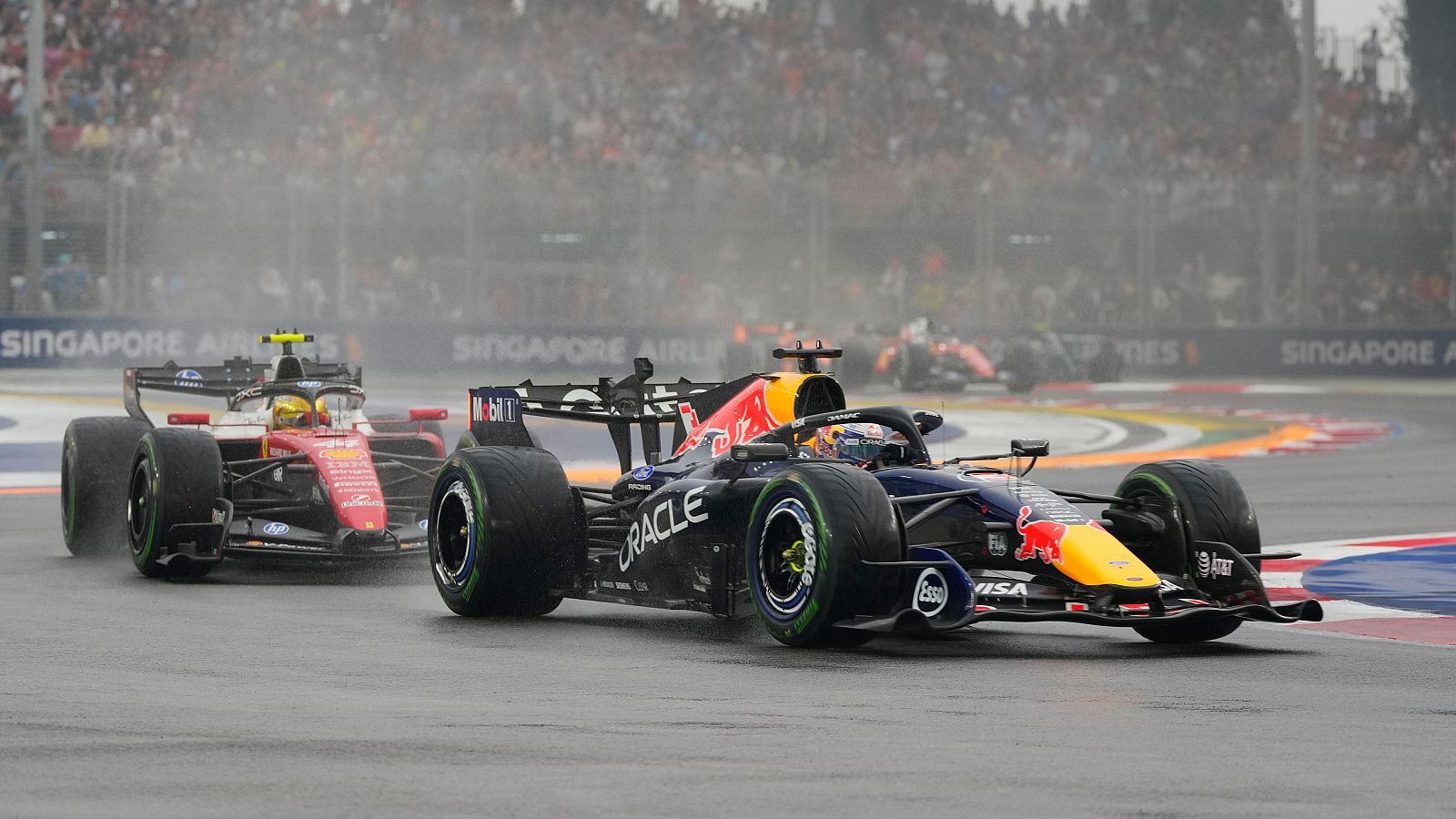 Max Verstappen y Lewis Hamilton en la carrera sprint de Singapur