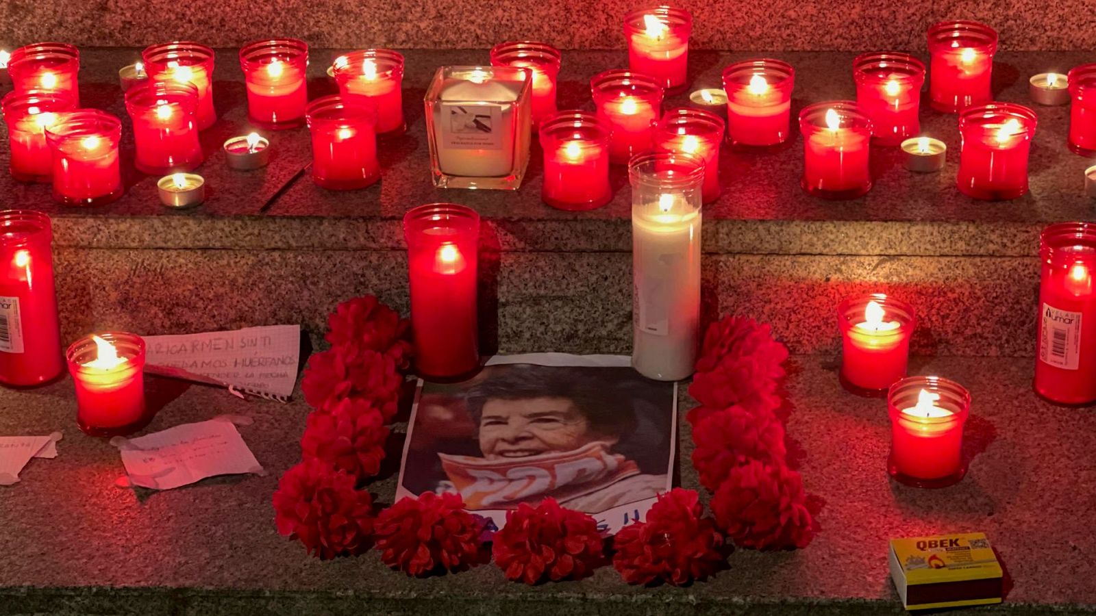Velas en la céntrica plaza de Las Setas de La Encarnación, en Sevilla, en recuerdo de Maricarmen