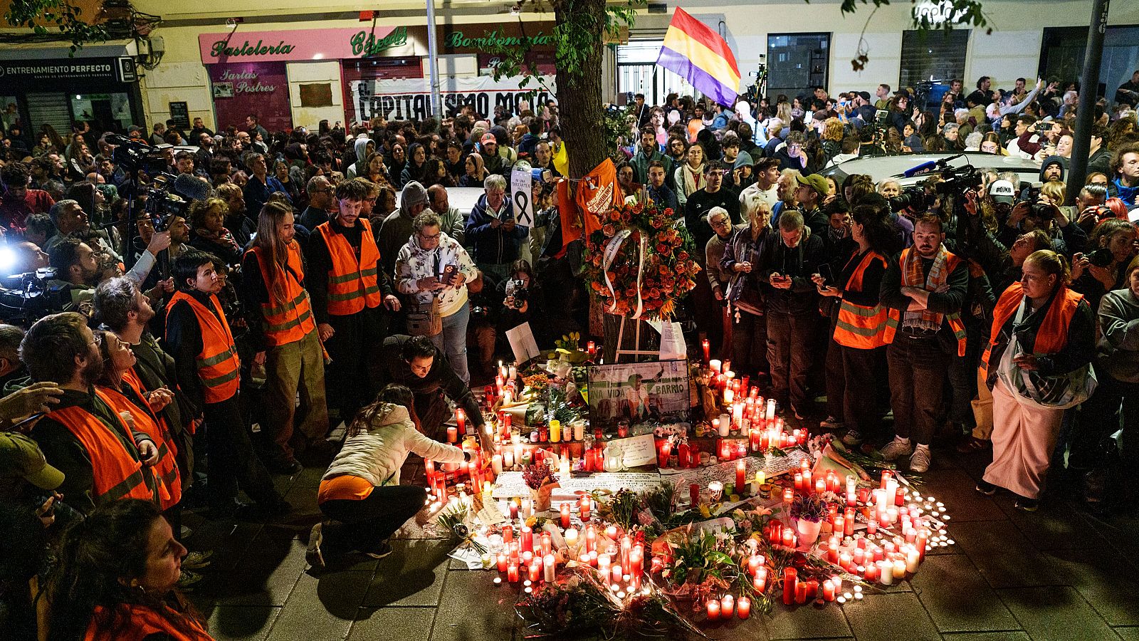 Decenas de personas dejan flores y velas durante la manifestación ‘Hasta Siempre, Maricarmen’ frente al bloque donde residía