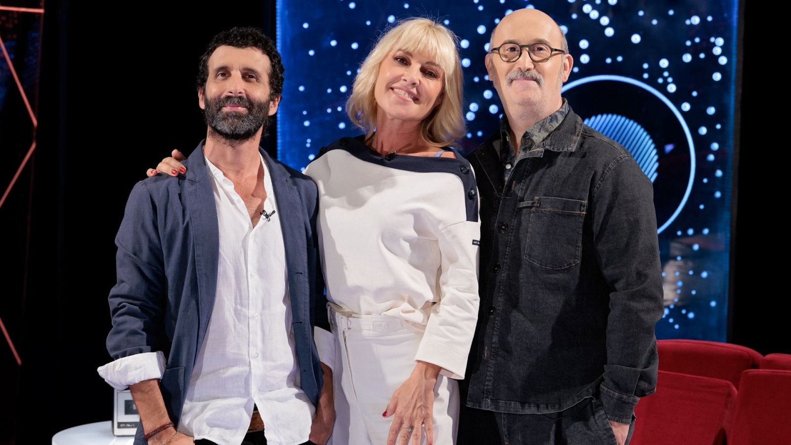 Pablo Remón, Cayetana Guillén Cuervo y Javier Cámara posan sonrientes en el plató del programa cultural.