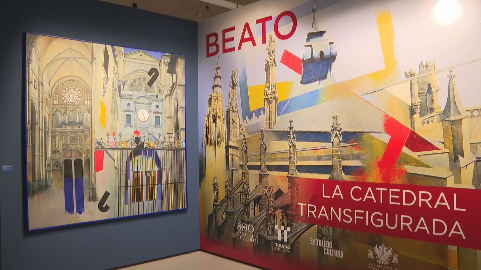 Sala de exposiciones con un cuadro de la Catedral de Toledo intervenido de forma abstracta y un mural con el título 'La Catedral Transfigurada' del artista Beato.