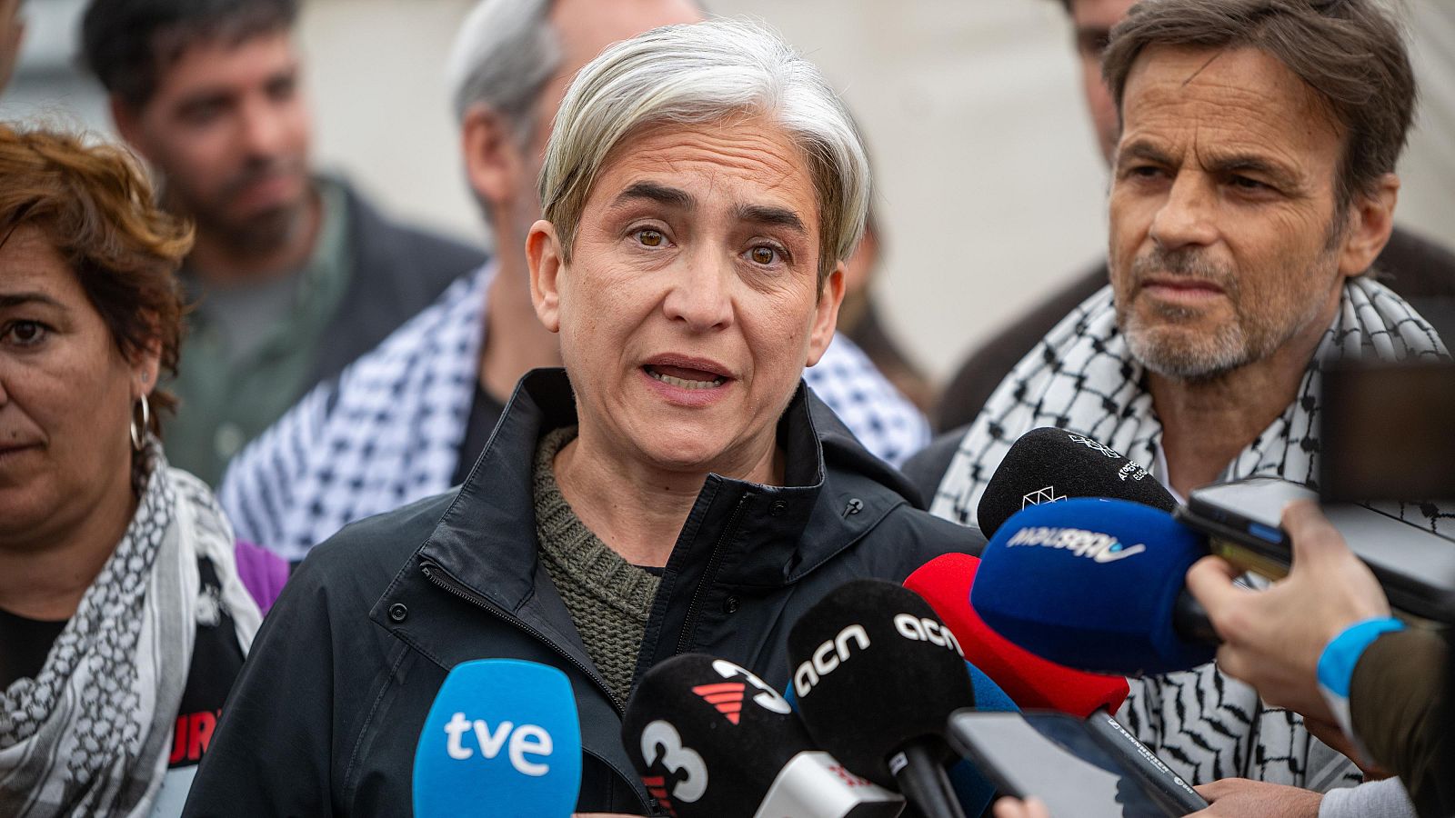 La exalcaldesa de Barcelona, Ada Colau, atiende a los medios de comunicación