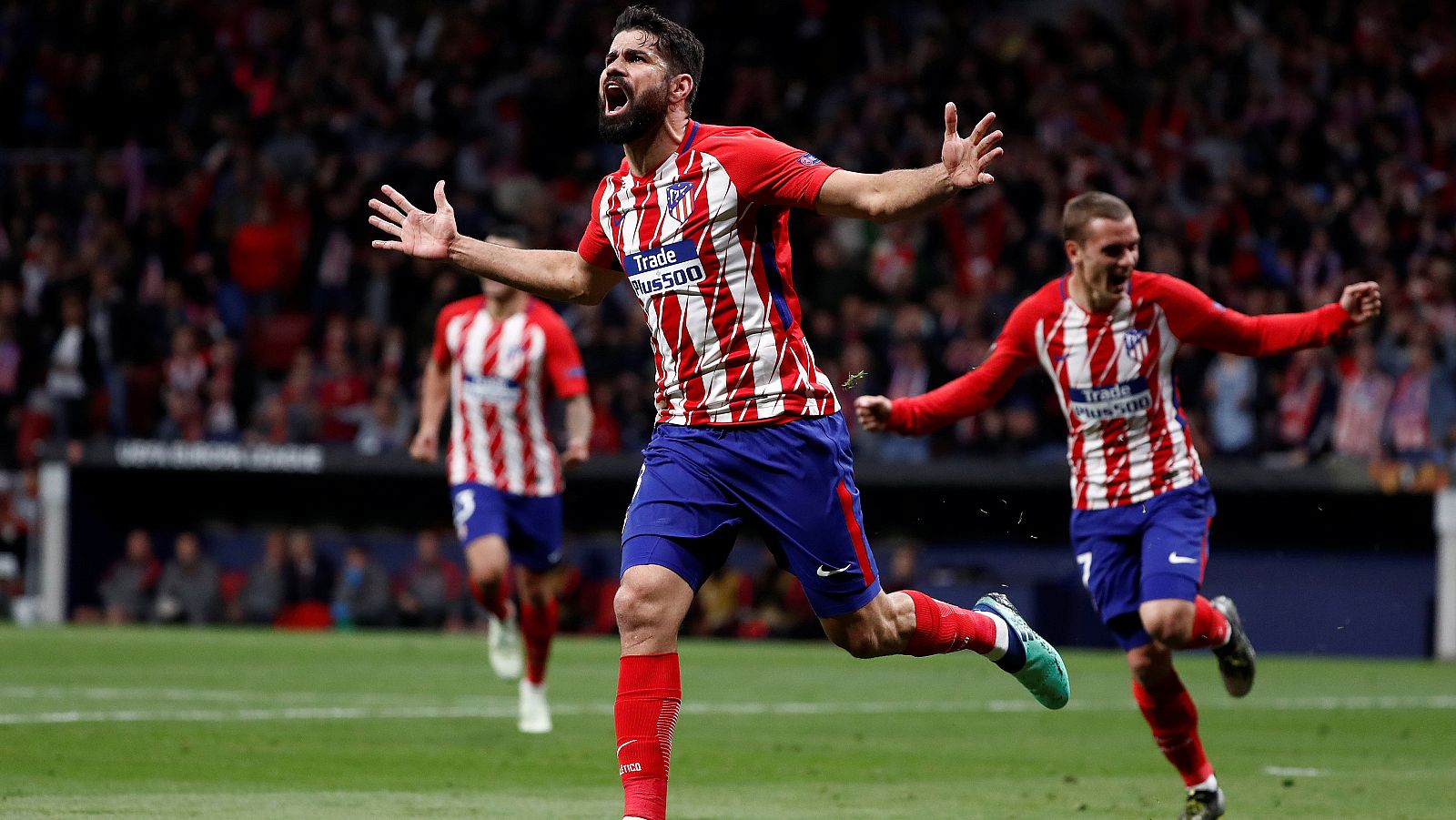 Diego Costa celebra con sus compañeros el gol al Arsenal.