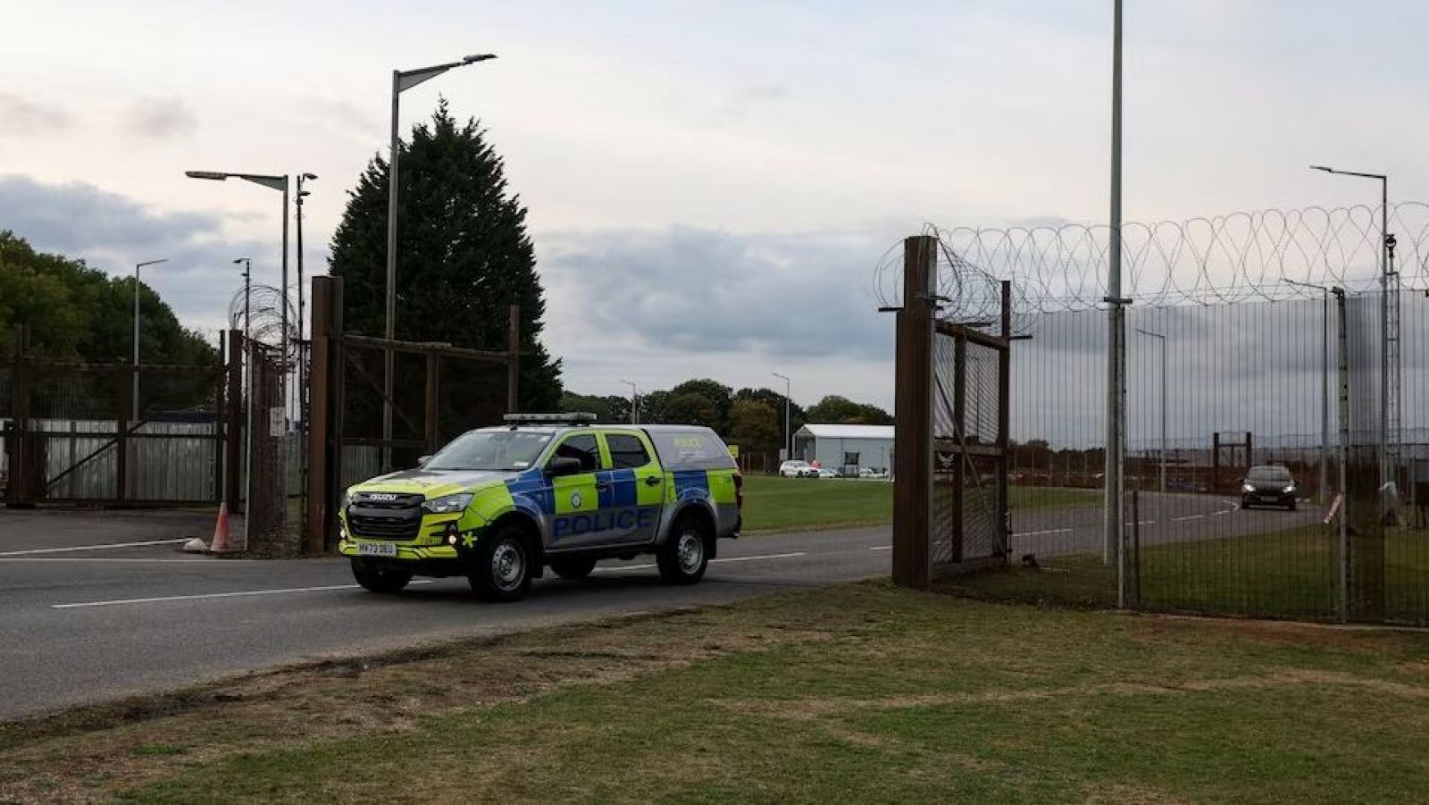 Un coche patrulla sale de la base aérea de RAF Molesworth después de que dos ciudadanos letones fueran arrestados