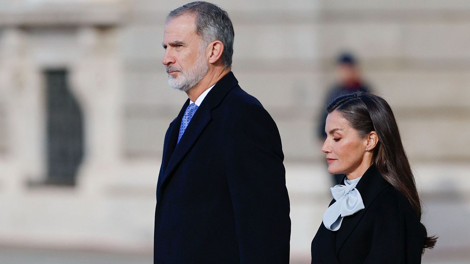 El rey Felipe VI, y la reina Letizia, durante la recepción con honores militares al sultán de Omán, Haitham bin Tariq Al Said, en el Palacio Real, el 4 de noviembre de 2025