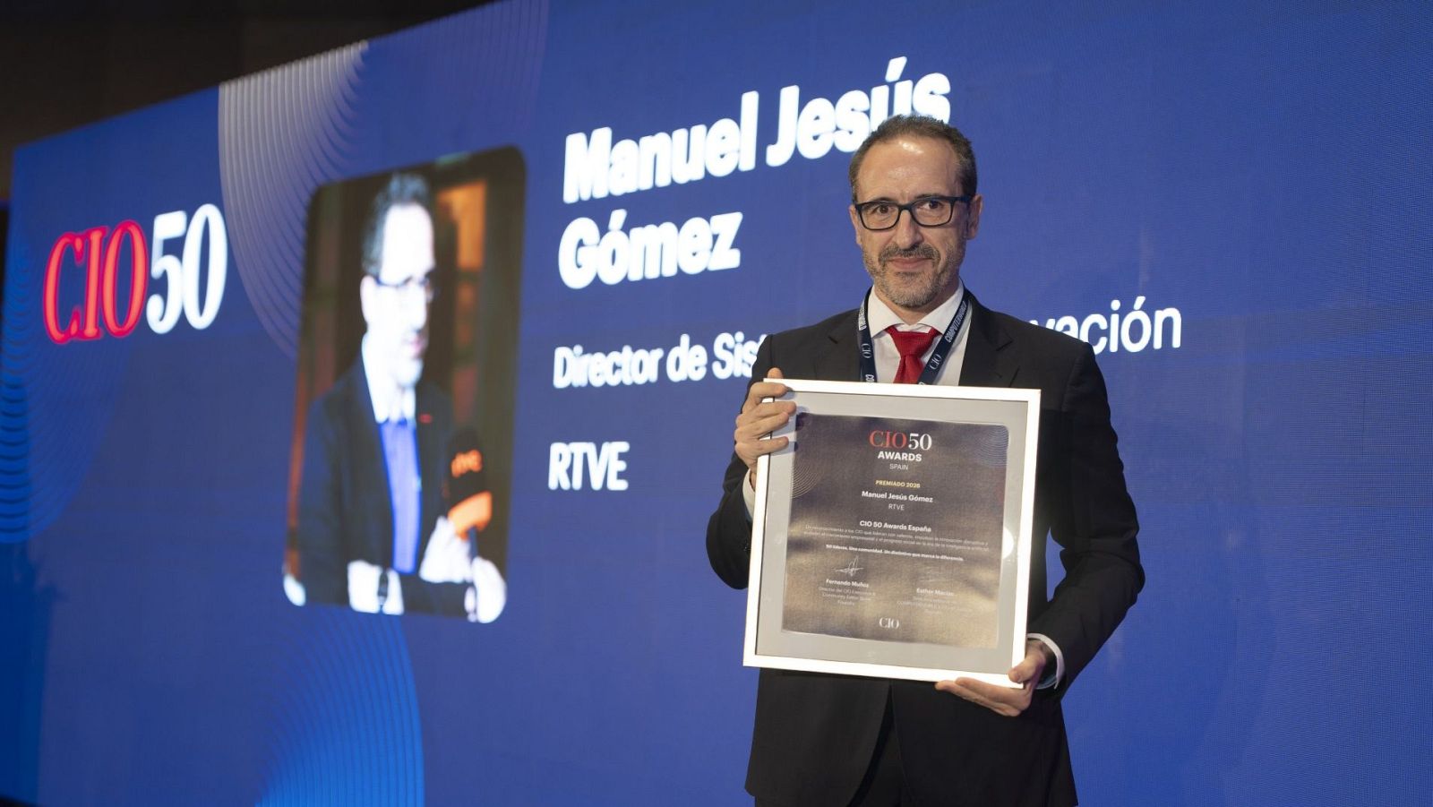 Manuel Gómez Zotano interviene en una conferencia institucional tras un atril, con chaqueta azul y pantalla de fondo de RTVE.