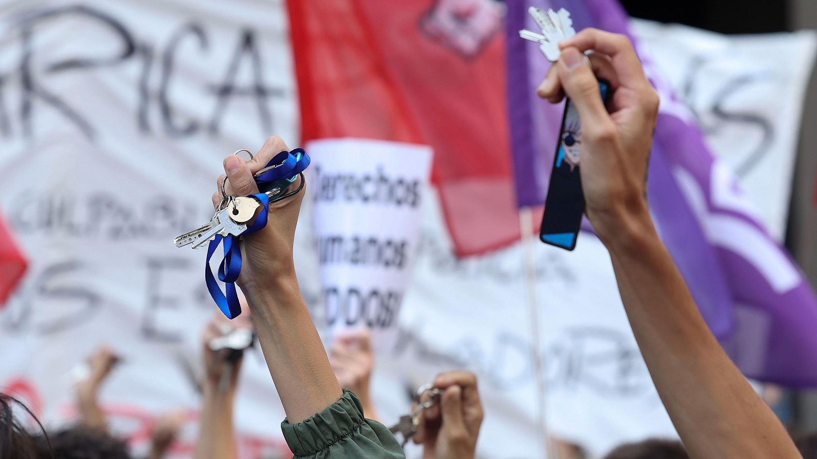 Cientos de personas se manifiestan en las inmediaciones del Congreso el pasado 2 de octubre, mientras tenía lugar la votación de los dos decretos de vivienda del Gobierno que fueron tumbados por el PP, Vox y Junts