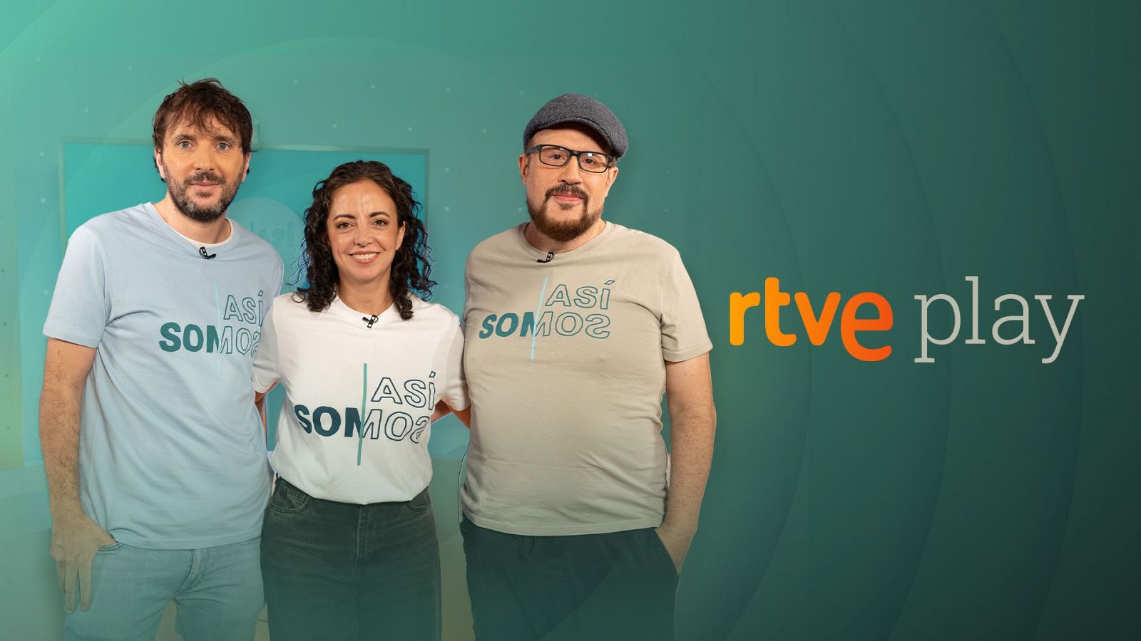 Tres personas sonrientes con camisetas personalizadas posan junto al logotipo de la plataforma digital.