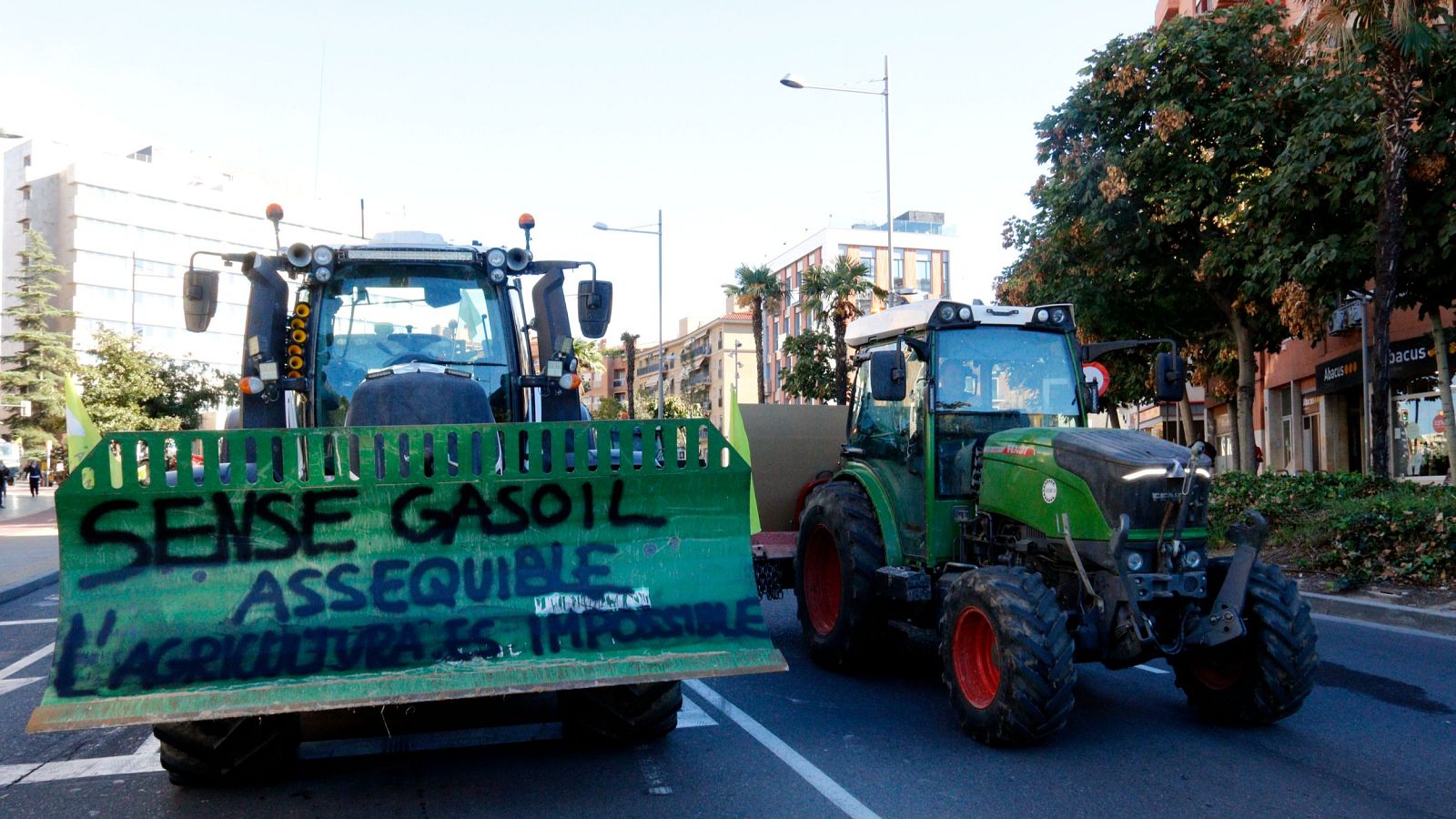 Un tractor amb el lema 'Sense gasoil assequible l'agricultura és impossible' en la protesta de Lleida